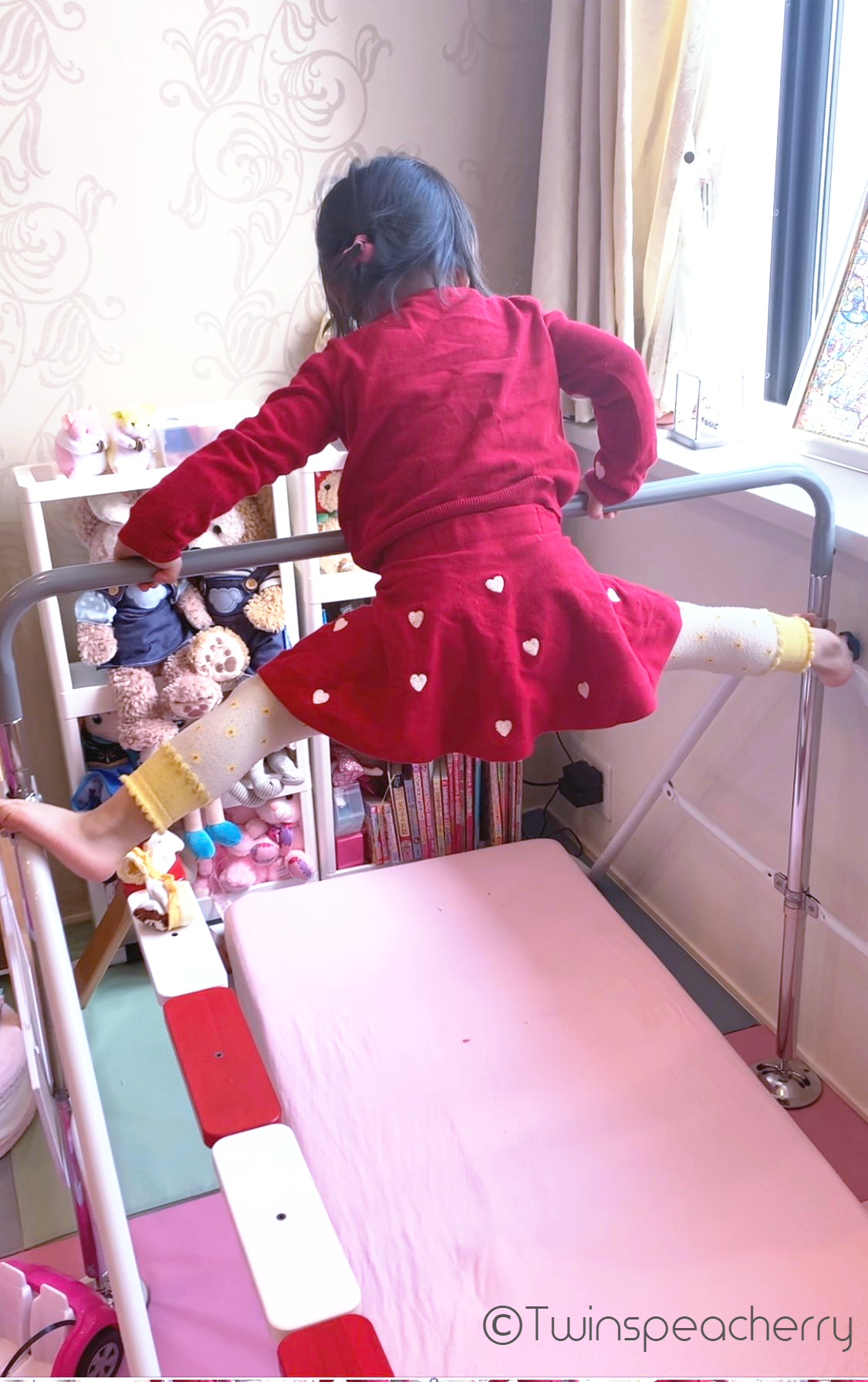双子女子4歳（幼児の一人遊びお役だちグッズ＆アイデア/手抜きグッズ ‐ 保育園休園時 幼い子供と一緒にテレワーク（家庭用室内用鉄棒、ジムスペース編）