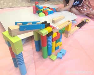 【双子4歳‐知育おもちゃ】ピタゴラスイッチみたいな積み木200ピースで遊んでみた！大人も楽しい☆(ベビーザらス イマジナリウム 木製DXカラフルビー玉 ころがしつみきセット)