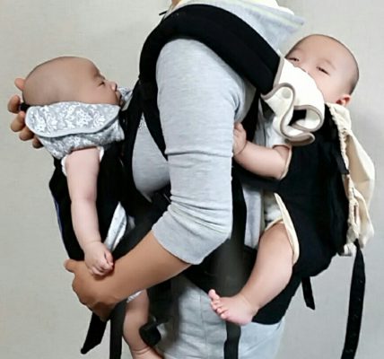 双子の同時抱っこアイテム‐Ergobaby（エルゴベビー‐おんぶ紐）× BabyBjorn（ベビービョルン‐抱っこ専用ベビーキャリアMINI）、超軽量抱っこ紐