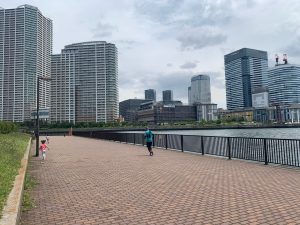 晴海臨海公園水辺のテラス 豊洲ららぽーとを臨む