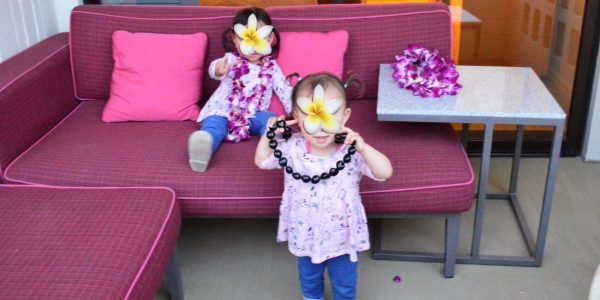 Royal Hawaiian（ローヤル・ハワイアン）ピンクパレスにチェックイン。レイがお気に入り｜幼児（双子2歳）とハワイ オアフ島 旅行