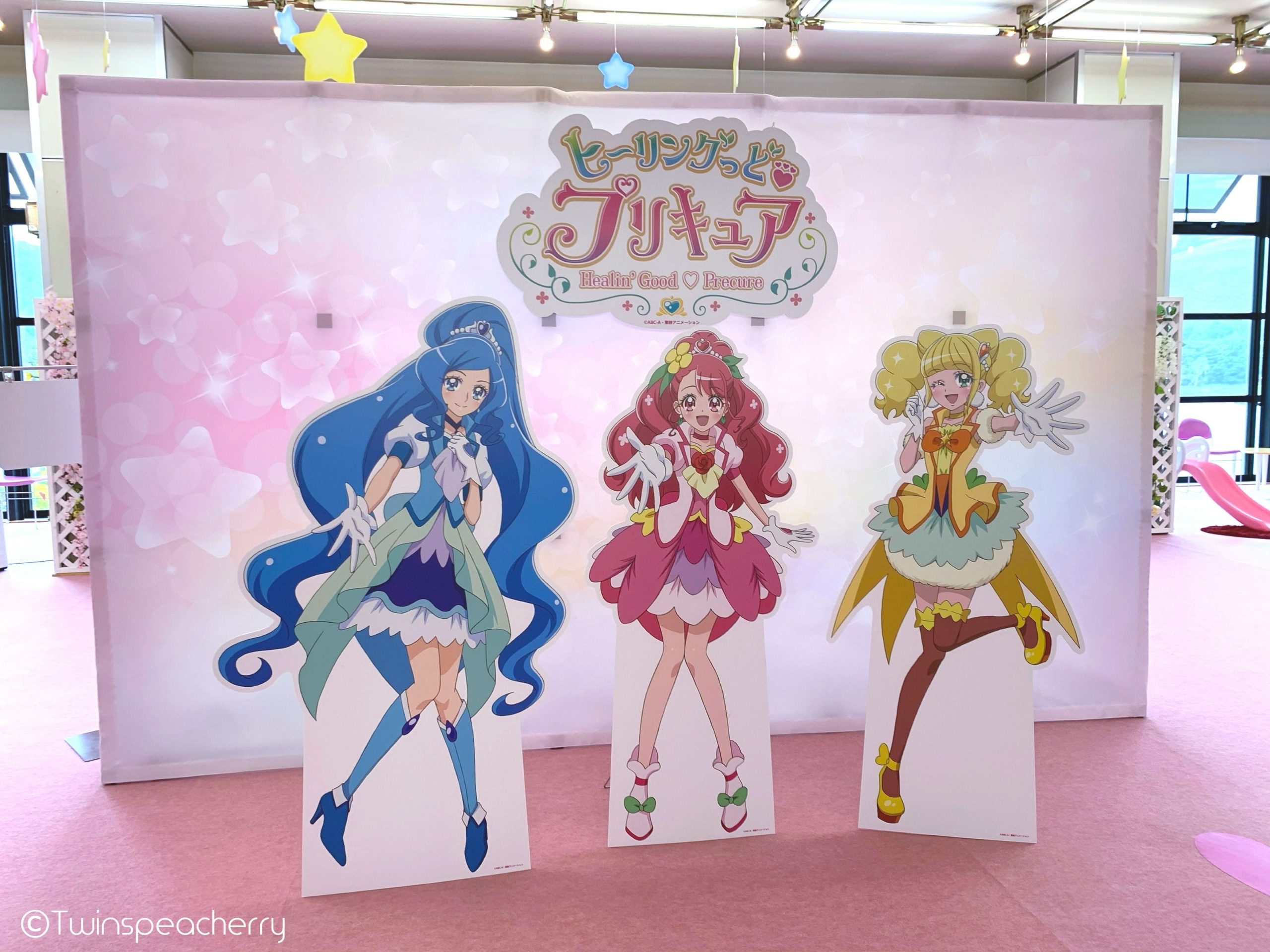 ヒーリングっどプリキュアわくわくランドで記念撮影！キュアグレース、キュアフォンテーヌ、キュアスパークルとぱちり！