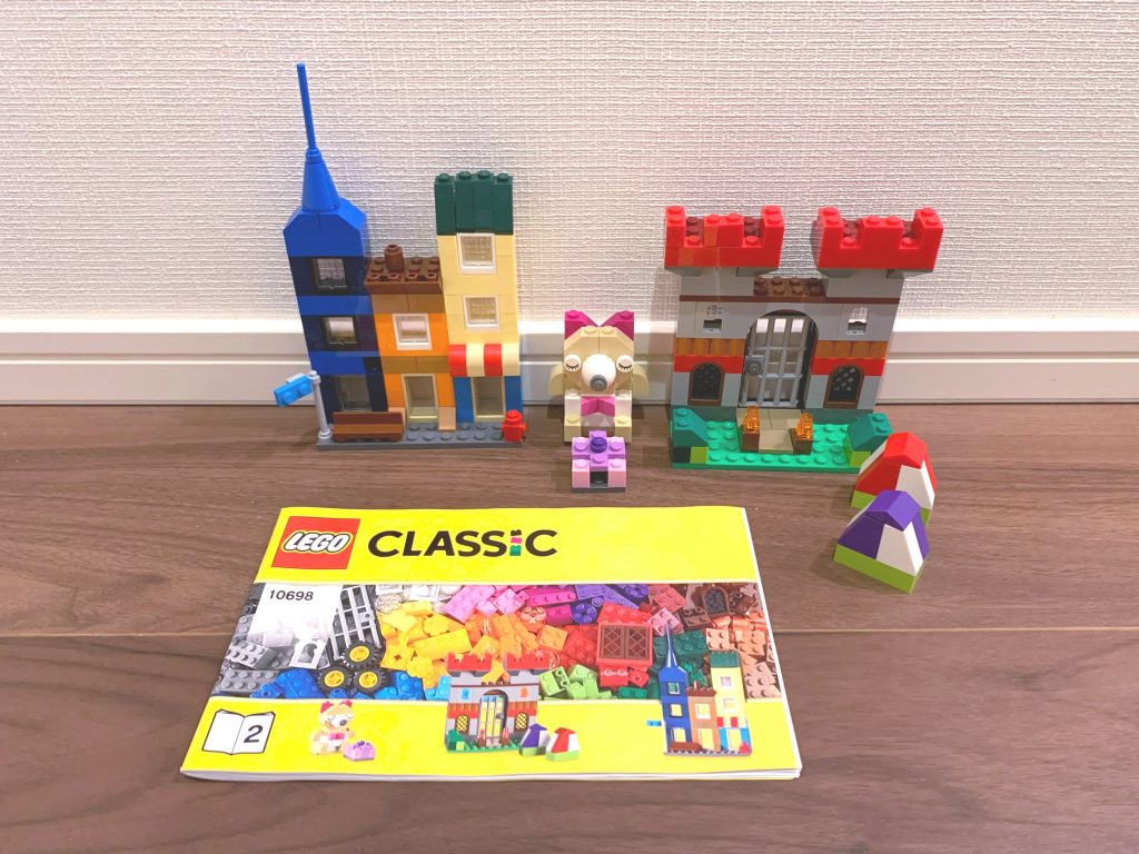 <a href="https://www.amazon.co.jp/%E3%83%AC%E3%82%B4-LEGO-%E3%82%AF%E3%83%A9%E3%82%B7%E3%83%83%E3%82%AF-%E9%BB%84%E8%89%B2%E3%81%AE%E3%82%A2%E3%82%A4%E3%83%87%E3%82%A2%E3%83%9C%E3%83%83%E3%82%AF%E3%82%B9-10698/dp/B00PY3EYQO?__mk_ja_JP=%E3%82%AB%E3%82%BF%E3%82%AB%E3%83%8A&amp;dchild=1&amp;keywords=LEGO+Dots&amp;qid=1619884367&amp;sr=8-10&amp;linkCode=ll1&amp;tag=twinspeacherr-22&amp;linkId=50b7ca57aefc2b81b694638bf591e8d8&amp;language=ja_JP&amp;ref_=as_li_ss_tl" target="_blank" rel="nofollow noopener">レゴ (LEGO) クラシック 黄色のアイデアボックスーBook2レシピ</a> <br/>イギリス風の建物、お城の門、猫（熊？）ちゃんとプレゼント