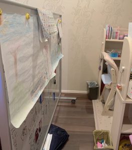 ビッグなホワイトボード兼 鏡(ミラーボード) をパーティション代わりに!